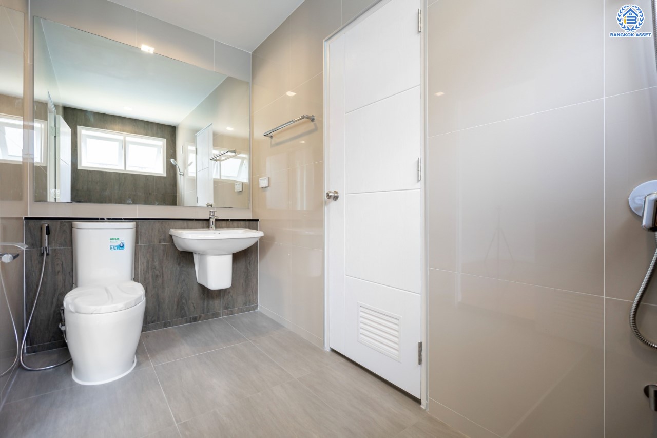 บ้านมือสองตกแต่งใหม่ ม.นันทวัน บางใหญ่-รัตนาธิเบศร์ บ้านเดี่ยวคุณภาพแบรนด์ LH ตอบโจทย์ทุกไลฟ์สไตล์ เนื้อที่ขนาด 66 ตร.ว. ฟังก์ชัน 3 ห้องนอน 3 ห้องน้ำ 1 ห้องแม่บ้านพร้อมห้องน้ำในตัว บนทำศักยภาพ หน้าโครงการติดถนนกาญจนาภิเษก ใกล้รถไฟฟ้าสายสีม่วง "สถานีสามแยกบางใหญ่" และทางด่วน "ศรีรัช"